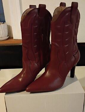 Pointed-Toe Burgundy Western-Style Heeled Ankle Boots
